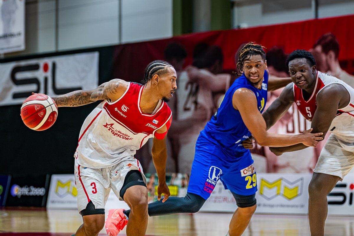 Michael Photographie Motard à plaine vitesse sur une moto blanche et rouge 