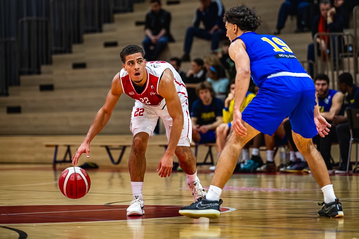 Pully lausanne Foxes Michael Photographie Basket Match dribble adversaire 