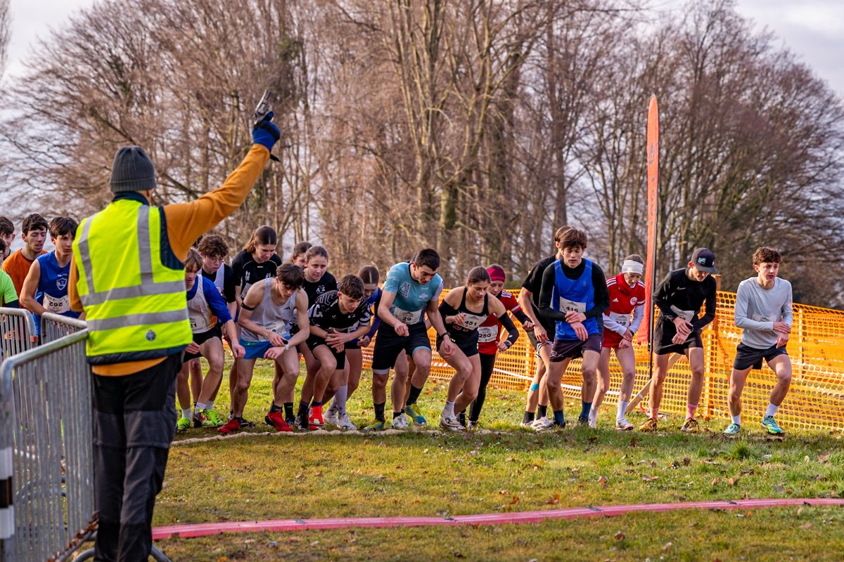 Michael Photographie Cross de Lausanne coureuse junior sur la piste 