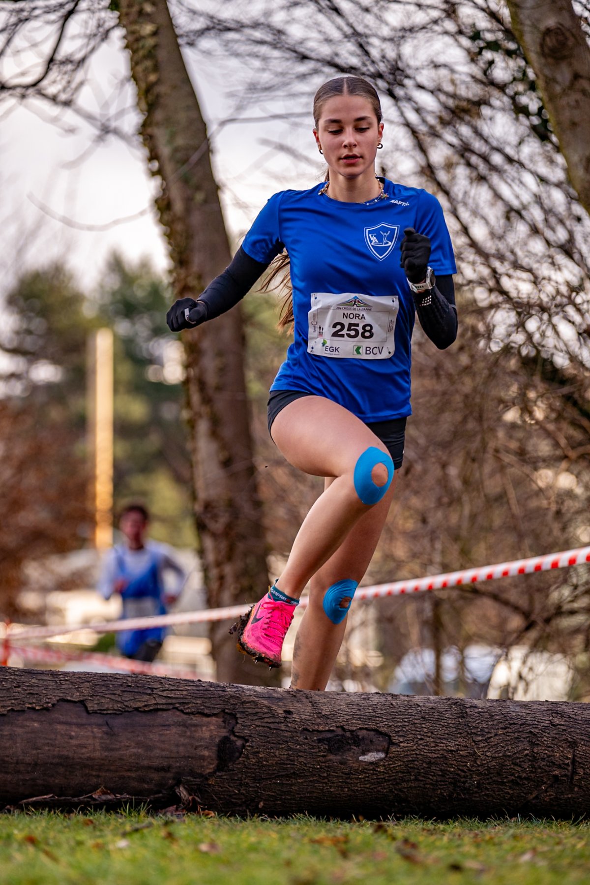 Michael Photographie Cross de Lausanne jeune coureur dans l'herbe 