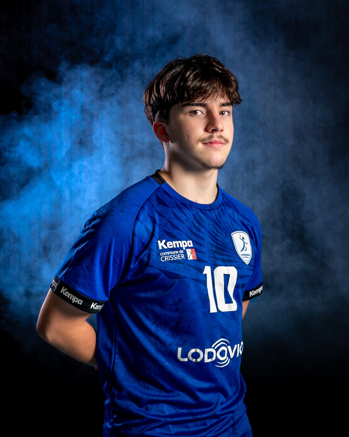 Michael Photographie Handball Crissier Portrait d'athlète font noir avec fumée sérieux 