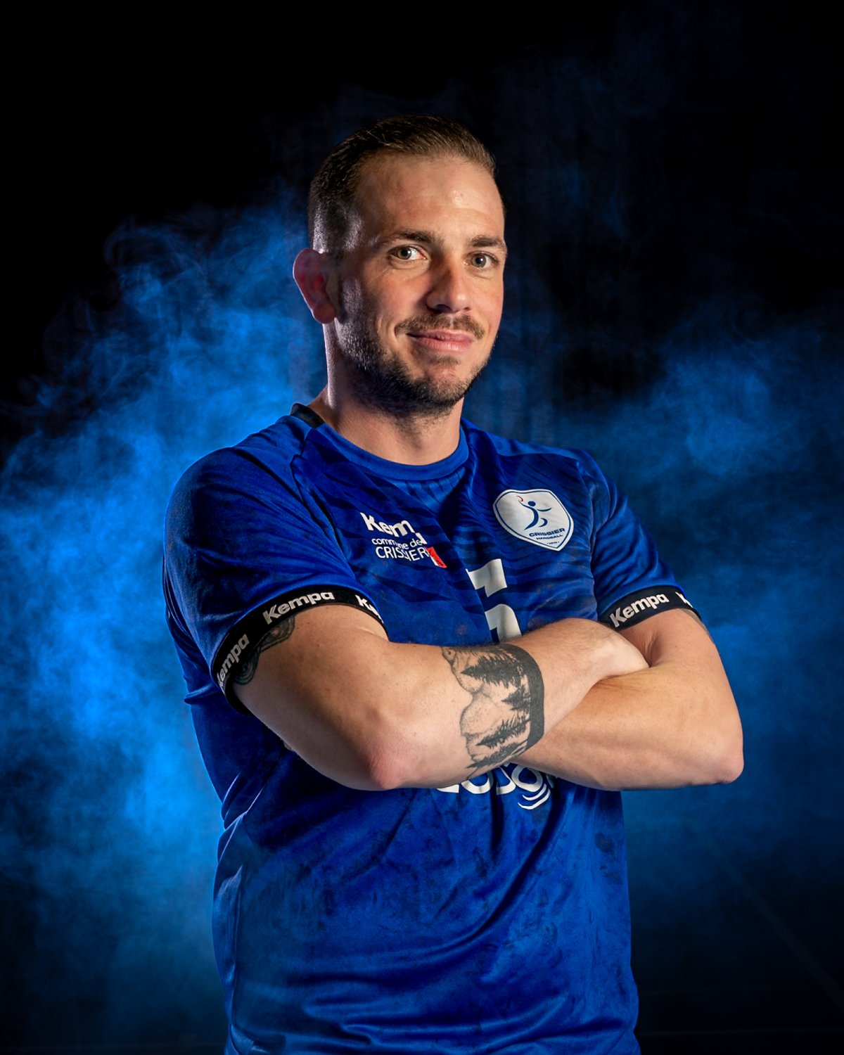 Michael Photographie Portrait d'athlète font noir avec fumée Handball Crissier