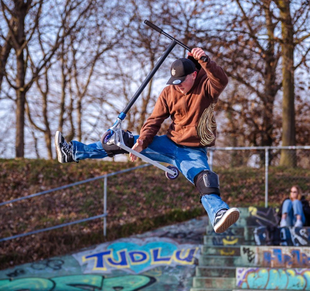 Skatepark lausanne figure  trottinette pull brun  