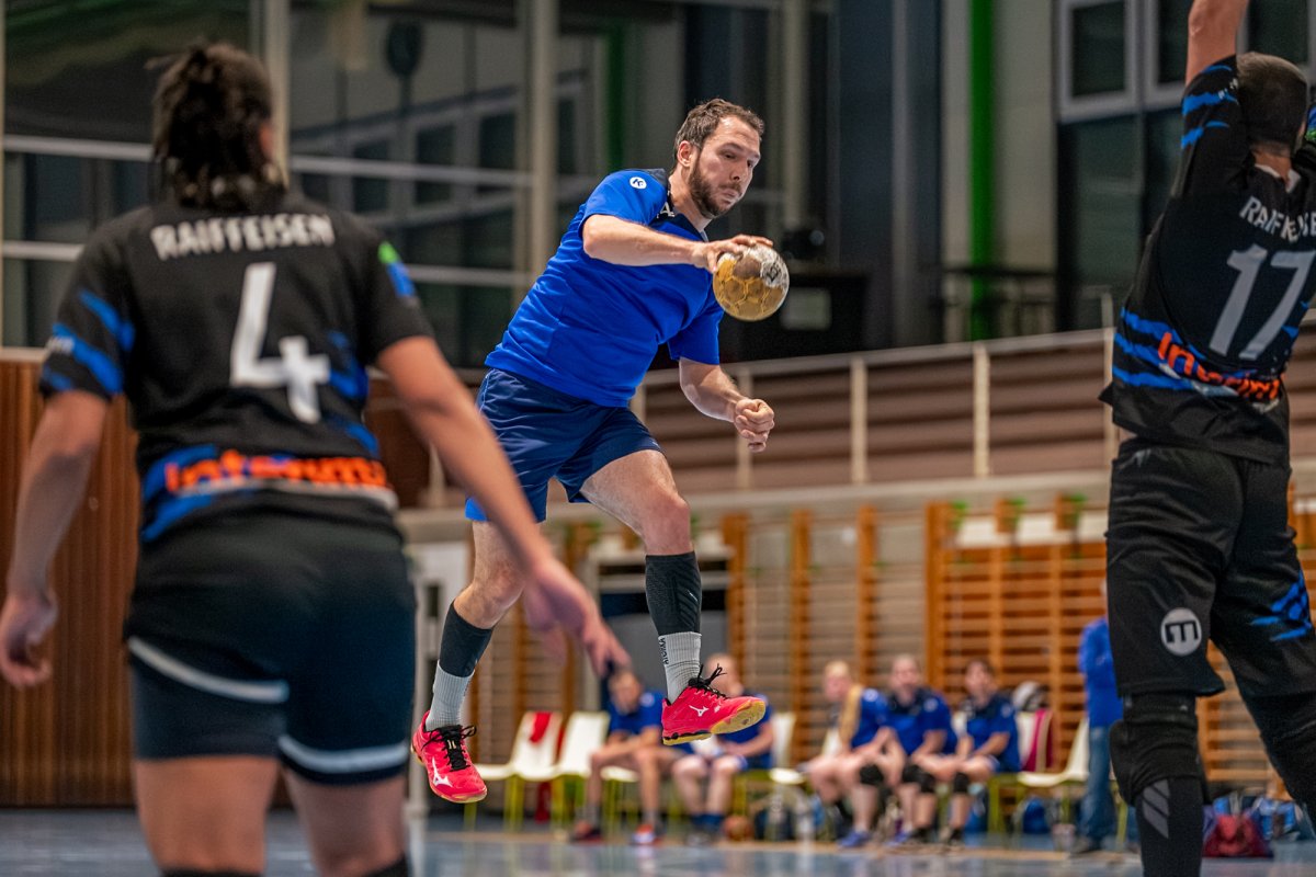 Match du handball club Crissier  junior drible adversaire 