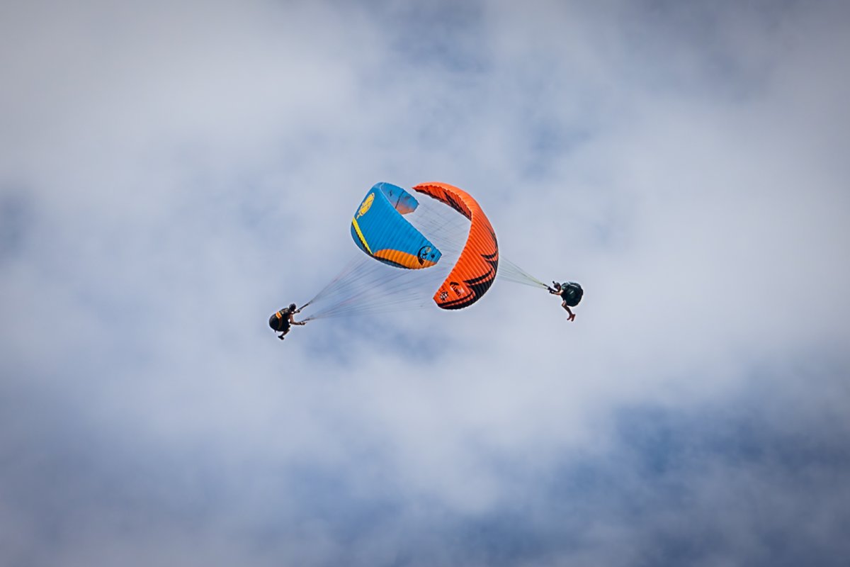 Michael Photographie parapente aérienne acroshow Villeneuve  croiser en vol 