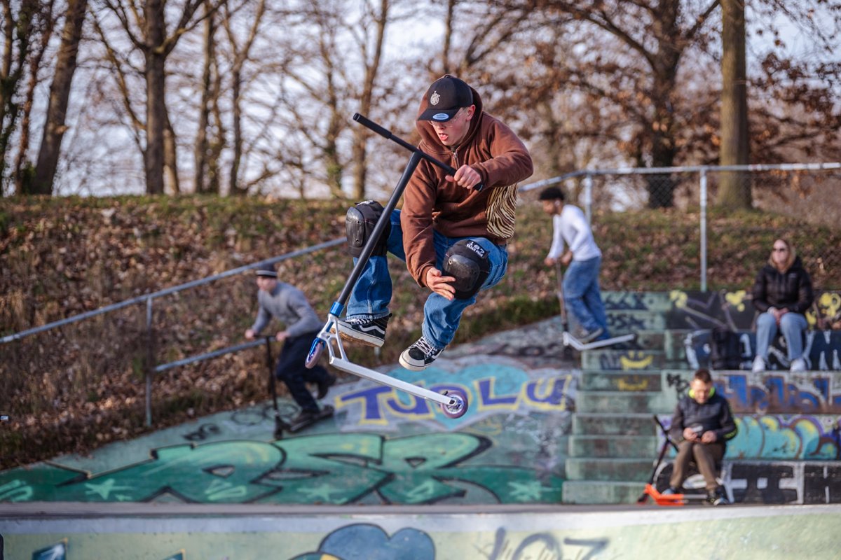 Skatepark lausanne figure touche le genoux en trottinette de michael Photographie