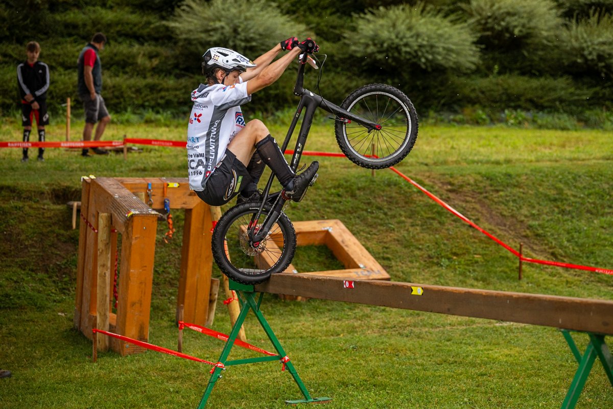 Michael Photographie à Lausanne un VTT sur une poutre 