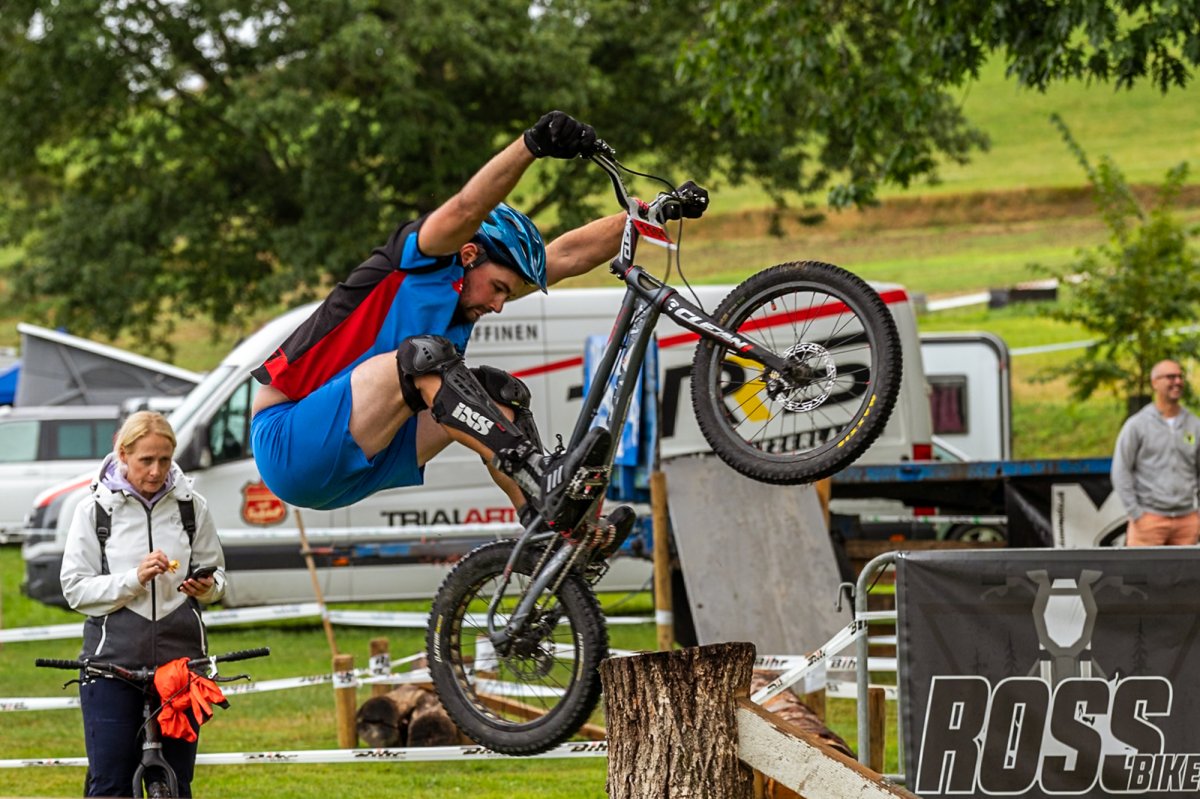 Trail Days Vaud VTT bleu roue arrière sur tronc d'arbre 