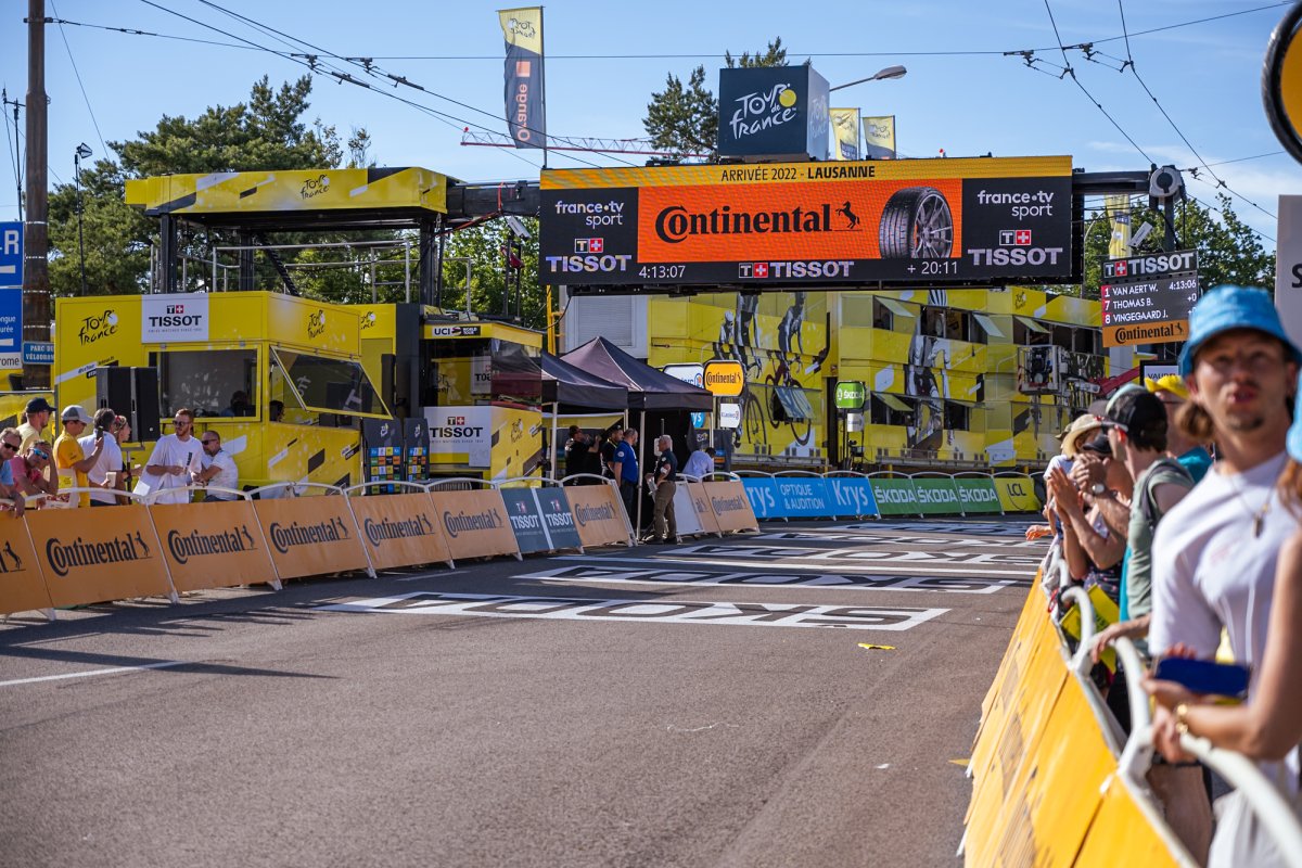 Ligne d'arrivée du toure de France à Lausanne jaune 